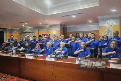 Bung Moktar bersama barisan kepimpinan UMNO Bahagian dalam sidang media di Bangunan UMNO di Kota Kinabalu.