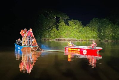 Kerja-kerja menaikkan kereta yang terjunam ke dalam Sungai Panchor sedang dijalankan oleh pasukan penyelamat. Foto JBPM Johor