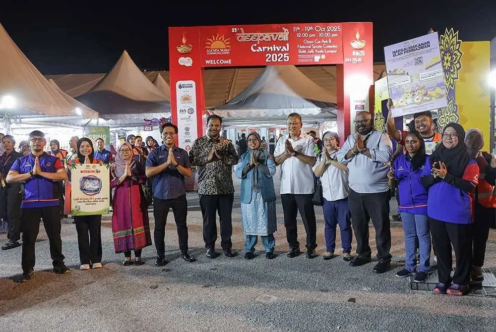 Timbalan Menteri Perumahan dan Kerajaan Tempatan Datuk Aiman Athirah Sabu bersama Ketua Pegawai Eksekutif Perbadanan Pengurusan Sisa Pepejal dan Pembersihan Awam (SWCorp) Khalid Mohamed bergambar selepas Program Libat Urus Deepavali Lestari 2025 di Tapak Parkir Stadium Bukit Jalil. Foto Bernama