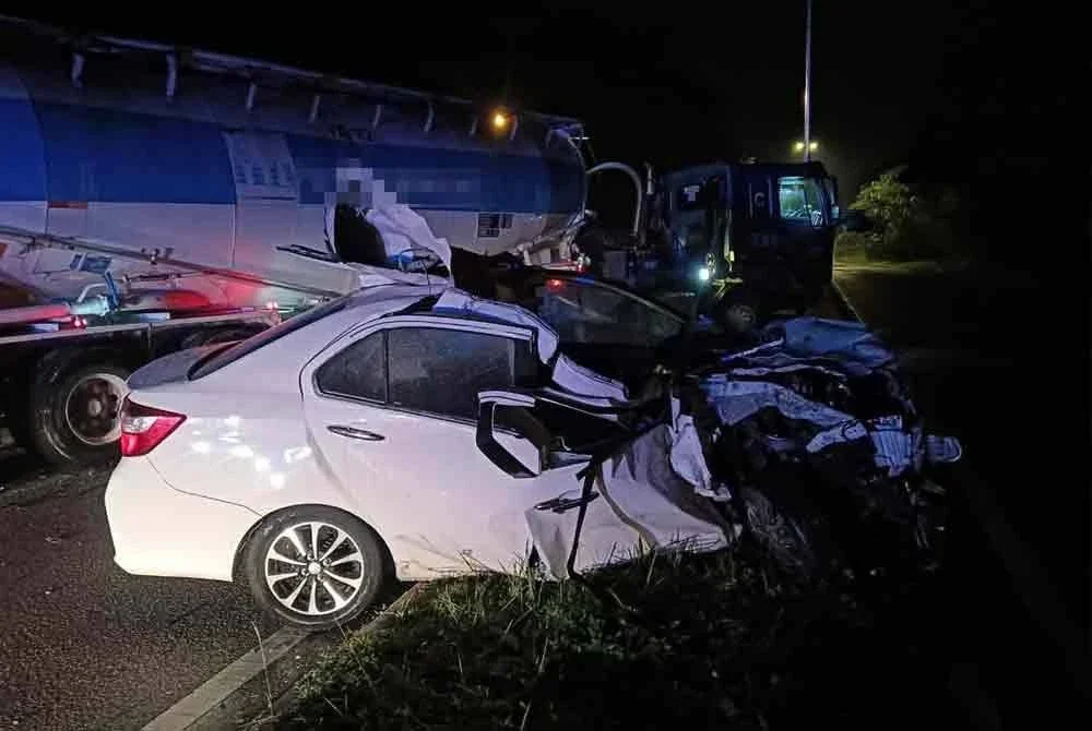 Seorang lelaki maut apabila Perodua Bezza yang dipandunya berlanggar dengan sebuah treler di Jalan Chemor, awal pagi tadi.