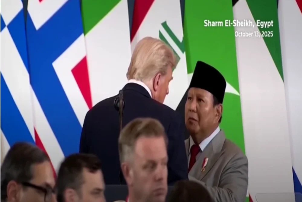 Rakaman video yang dikongsi agensi berita Reuters menunjukkan kedua-dua pemimpin berbual di belakang podium tanpa menyedari mikrofon masih aktif.