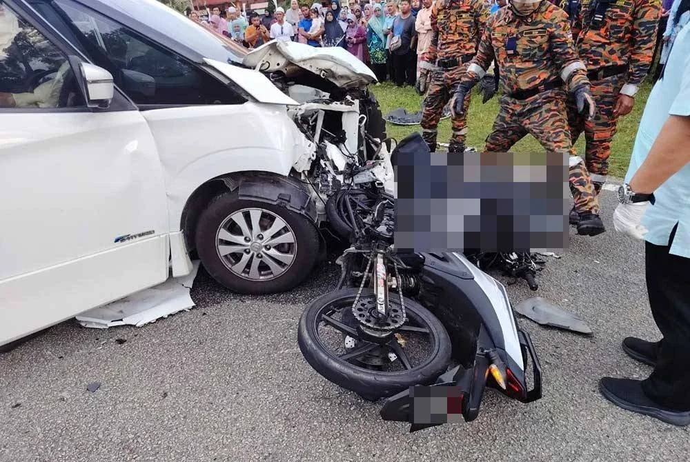 Dua pelajar SMK Permaisuri Nur Zahirah maut selepas motosikal dinaiki merempuh sebuah MPV dalam kejadian di Jalan Bukit Kluang, Besut pada Selasa.