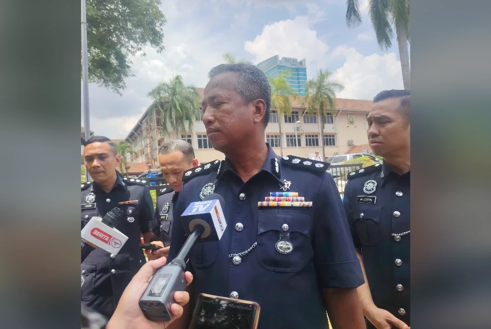 Shamsudin ketika ditemui pemberita di hadapan sekolah pada Selasa.