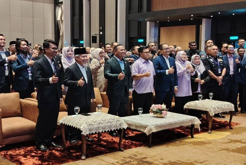 Amirudin (depan, tiga dari kiri) bergambar bersama peserta program Shah Alam Urban Forum yang diadakan di Pusat Konvensyen MBSA, Shah Alam pada Selasa.