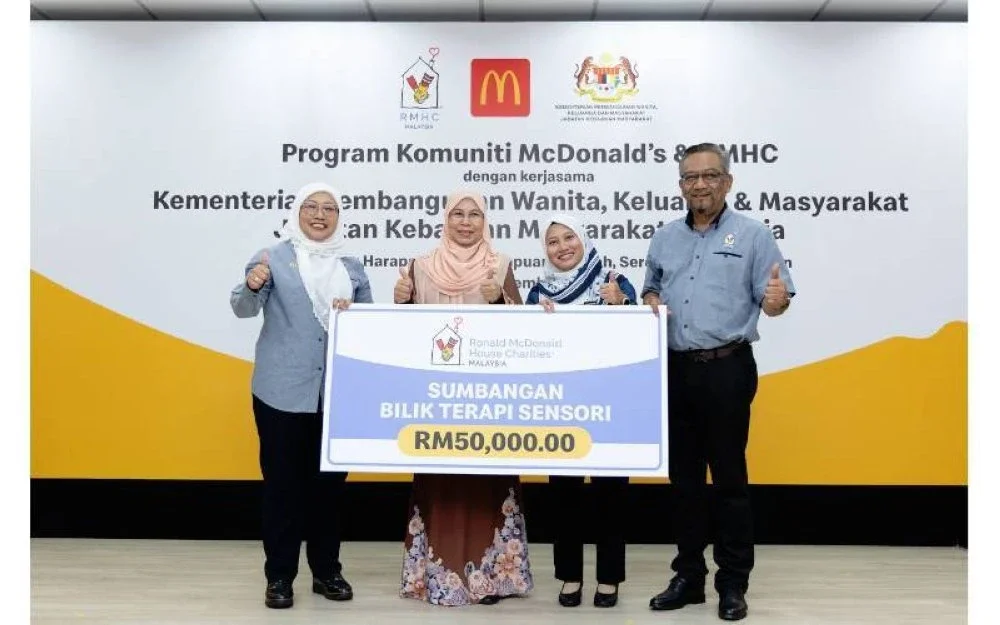 Penyerahan cek cura sumbangan RMHC bernilai RM50,000 kepada Institusi Sinar Harapan Tuanku Ampuan Najihah untuk pembinaan bilik terapi sensori.