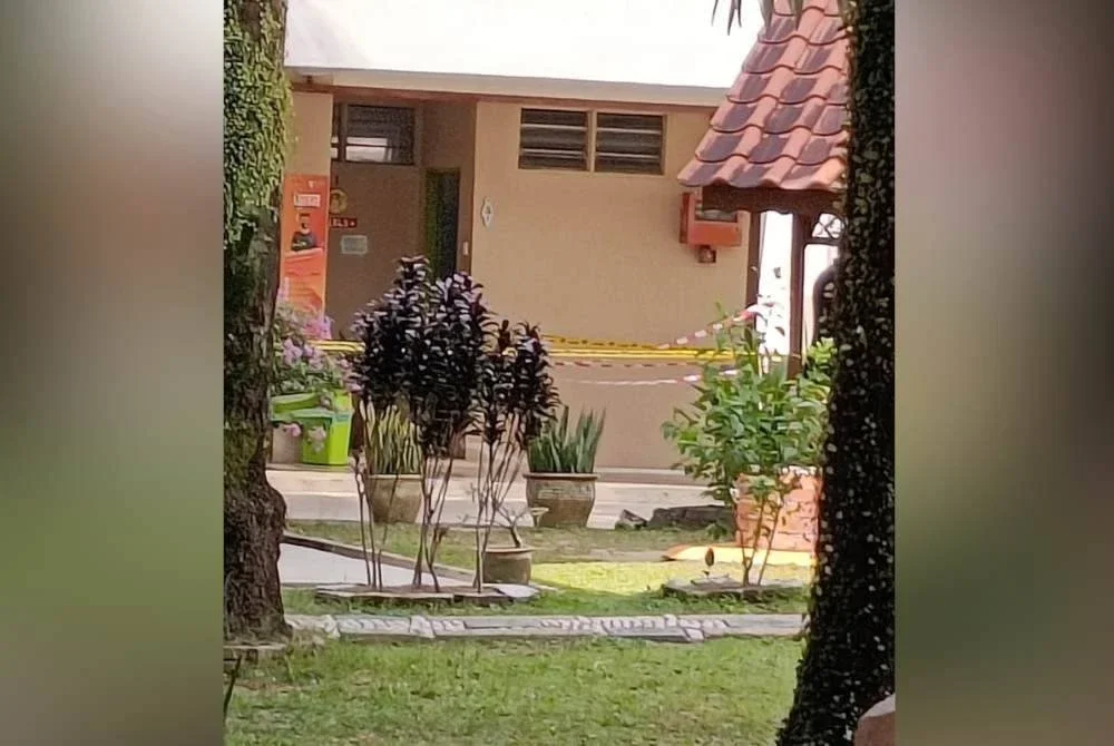 Polis membuat pemasangan tapi pita kuning di lokasi kejadian kes bunuh di sebuah sekolah di Bandar Utama, Petaling Jaya pada Selasa.