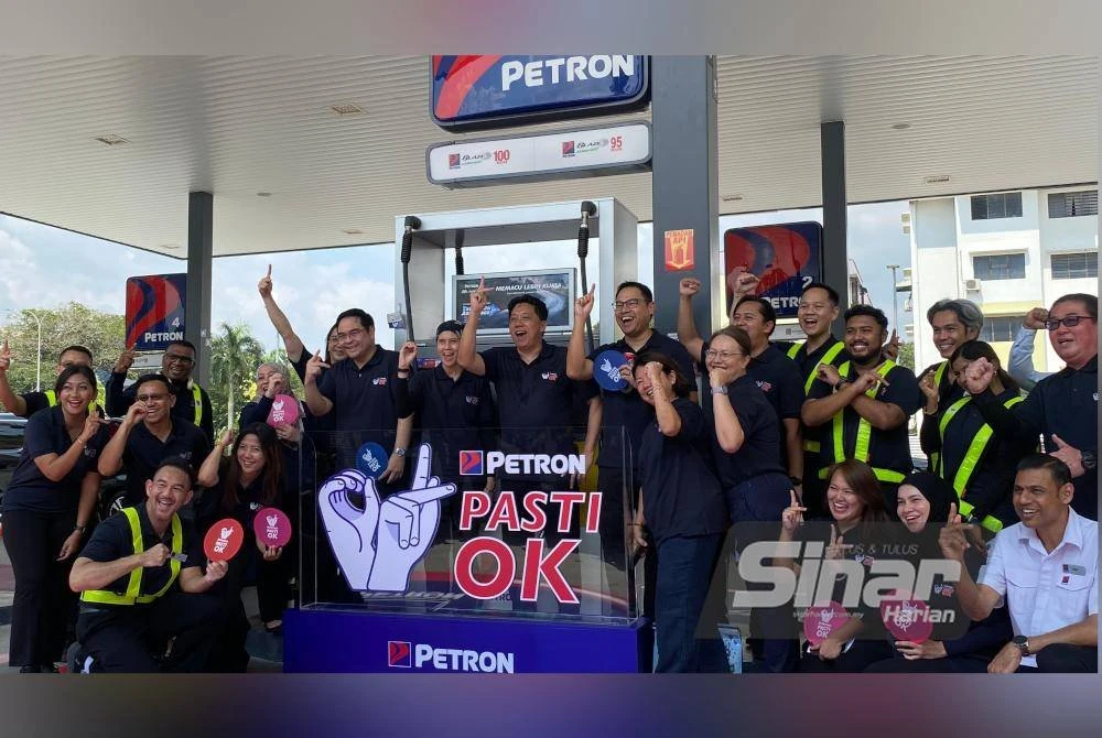 Mohd Nizam (tengah) bersama warga kerja Petron Malaysia ketika pelancaran kempen 'Pasti Ok' bertempat di stesen minyak Petron Seksyen 24, di sini pada Selasa.