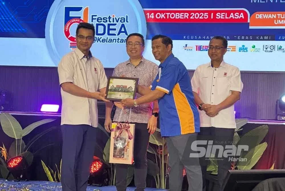 Presiden IMedikel Pharma Holding Berhad, Yusmat Mamat (dua dari kanan) menerima penghargaan disampaikan oleh Dr Arham selepas penyerahan memorandum persefahaman.