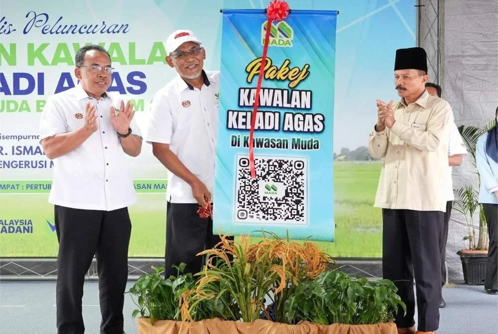 Ismail (dua dari kiri) ketika melancarkan majlis peluncuran kempen keladi agas di Kawasan Muda di Pertubuhan Peladang Kawasan (PPK) MADA F11 Jerlun pada Selasa.