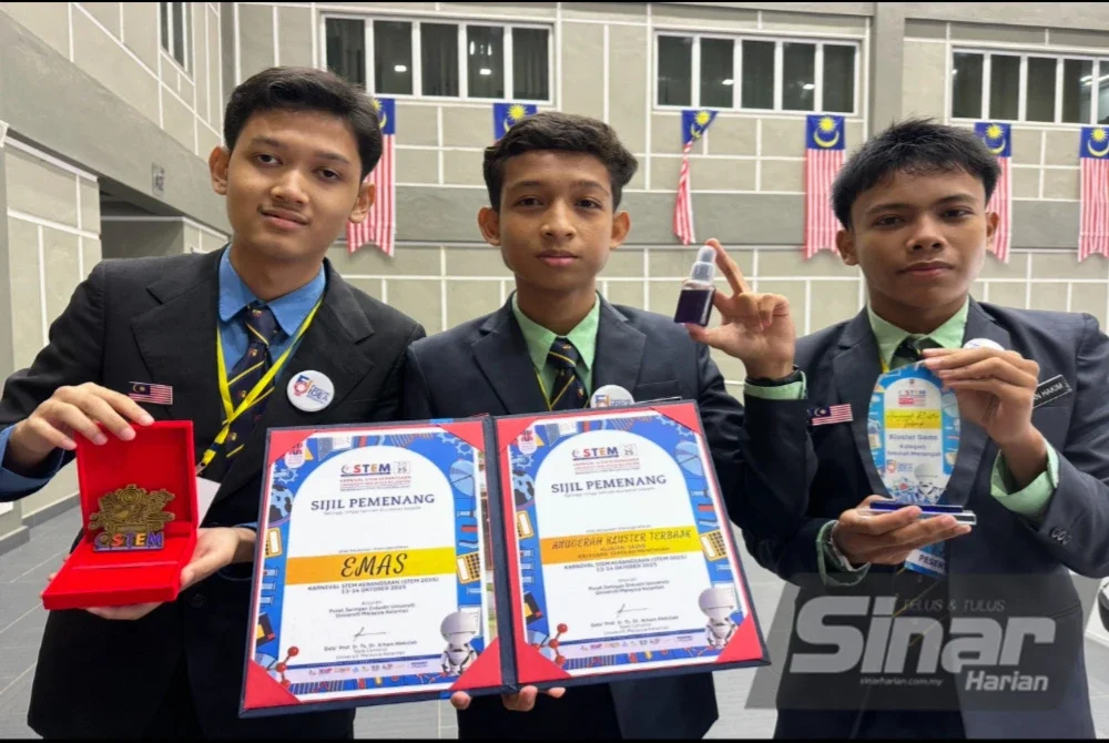 Muhammad Ameer (tengah) Muhammad Aiman Hakim (kanan) dan Syed Adheem (kiri) menunjukkan anugerah yang dimenangi. Foto SINAR HARIAN – ADILA SHARINNI WAHID