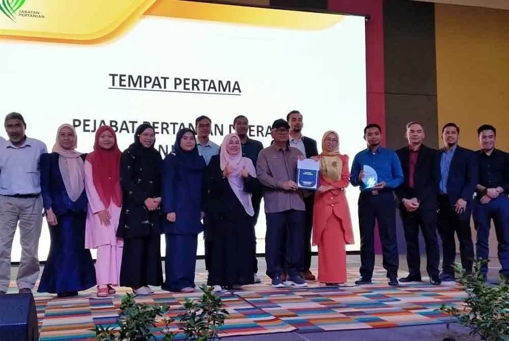 Mohd Zolkafly (enam dari kanan) menyampaikan anugerah kepada pemenangan sempena Majlis Hari Anugerah Pengembangan Jabatan Pertanian Negeri Perak 2025 di Hotel Casuarina @ Meru, pada Selasa.