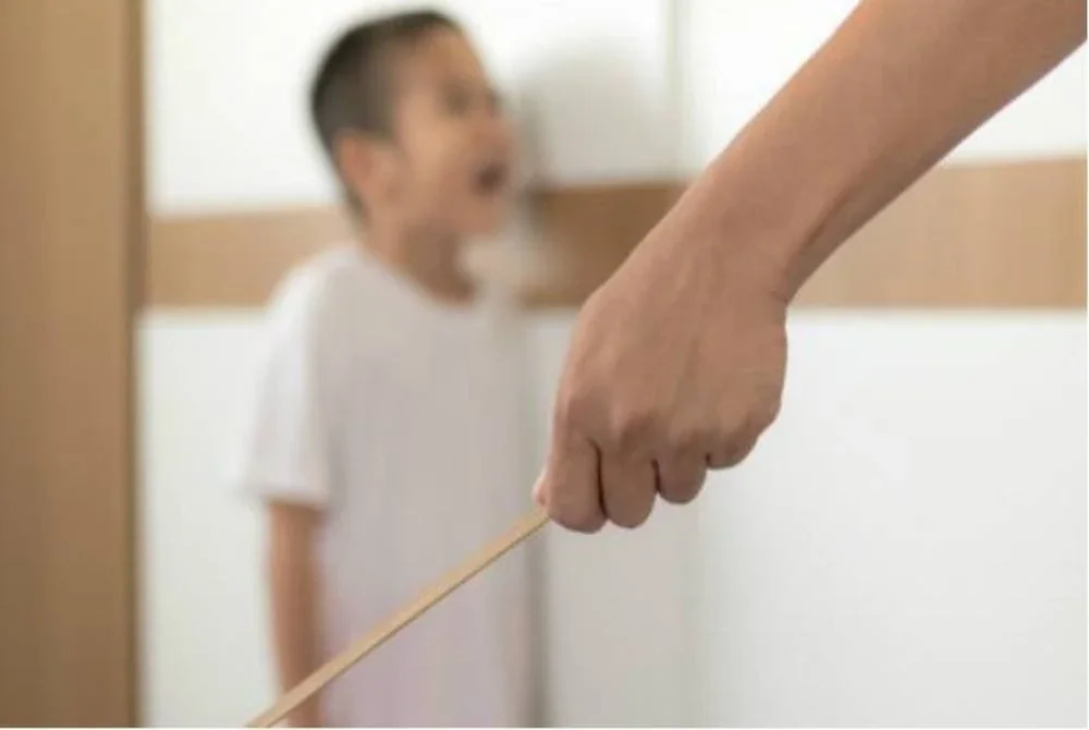 Dulu, rotan bukan simbol kekejaman, tetapi lambang ketegasan seorang ayah dan ibu dalam mendidik anak-anak. Gambar hiasan