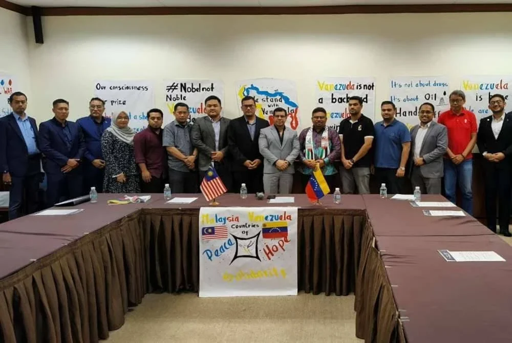 Duta Besar Venezuela ke Malaysia, Radamés Gómez bergambar bersama wakil pertubuhan di Malaysia seperti Institut Kajian Dasar (IKD), CENTHRA, Yayasan PEACE, MTEM, Amanah, PSM, Sosionomika dan Aspirasi Madani.
