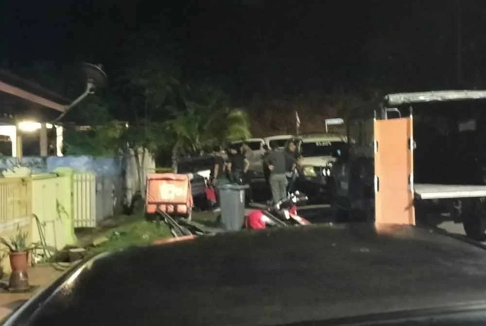 Pihak polis dan pegawai perubatan Kementerian Kesihatan (KKM) berada di tempat kejadian.