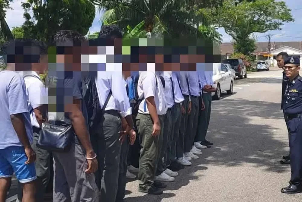 Enam saman dikeluarkan terhadap pelajar menerusi Op Didik di Taman Puteri Wangsa, Johor Bahru. - Foto IPD JBS