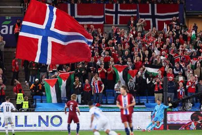 Penyokong tuan rumah turut mengibarkan bendera Palestin semasa aksi Kelayakan Piala Dunia 2026, Norway menentang Israel di Oslo pada Sabtu lalu. FOTO: Agensi