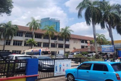 Seorang perempuan yang juga pelajar sebuah sekolah menengah di sini meninggal dunia selepas ditikam seorang pelajar lelaki, pada Selasa.