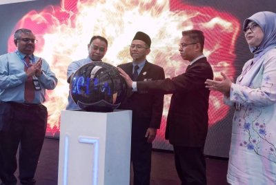 Mokhtar (tengah), menyempurnakan gimik perasmian Mentari Johor Bahru sempena Sambutan Hari Kesihatan Mental Sedunia 2025 pada Selasa.
