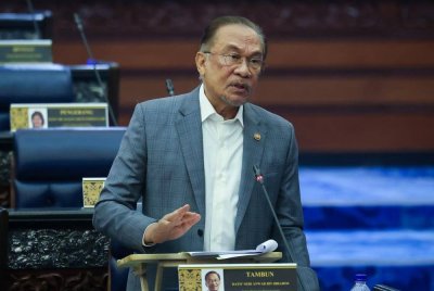 Perdana Menteri Datuk Seri Anwar Ibrahim ketika sesi waktu pertanyaan-pertanyaan menteri pada Mesyuarat Ketiga Penggal Ketiga, Majlis Parlimen ke-15 Persidangan Dewan Rakyat di Bangunan Parlimen pada Selasa.