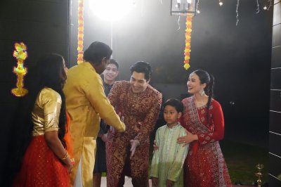 Petikan video menunjukkan Muthukaruppan sebagai ayah menyambut Rizqullah, Danial dan Tiara untuk rumah terbuka.