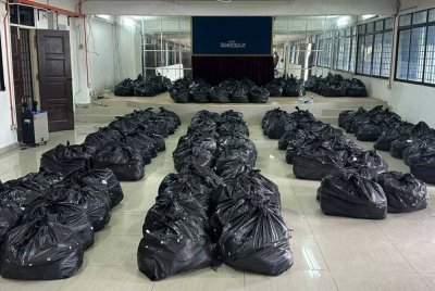 Bungkusan berisi daun ketum berjaya dirampas dalam Op Taring Mitra di Kilometer 267 Lebuhraya Utara Selatan arah selatan pada 7 Oktober lalu.