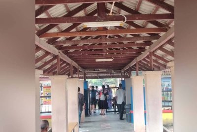 Suasana di pintu masuk sebuah sekolah di Bandar Utama, Petaling Jaya pada Selasa.