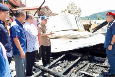 Hajiji (dua dari kanan) ketika melawat Sekolah Agama Negeri Pekan Tambunan pada Selasa.