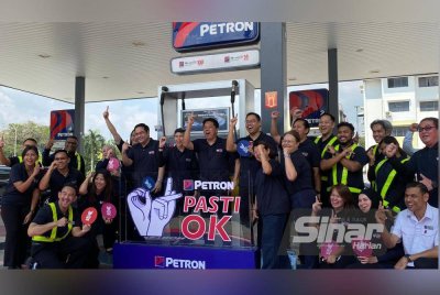 Mohd Nizam (tengah) bersama warga kerja Petron Malaysia ketika pelancaran kempen 'Pasti Ok' bertempat di stesen minyak Petron Seksyen 24, di sini pada Selasa.