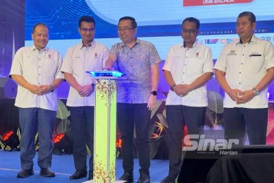 Lih Kang (tengah) melakukan gimik perasmian.