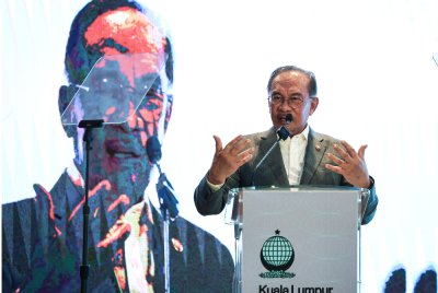 Perdana Menteri, Datuk Seri Anwar Ibrahim menyampaikan ucaptama pada Persidangan Kuala Lumpur "On A New Just And Humane International Order” di Asian International Arbitration Centre (AIAC) hari ini.Foto Bernama