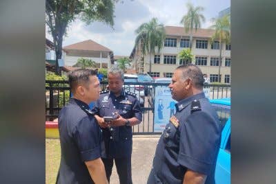 Shamsudin bersama pegawainya meninjau proses siasatan di lokasi kejadian kes bunuh di sebuah sekolah di Bandar Utama, Petaling Jaya pada Selasa.