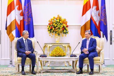 Ahmad Zahid (kiri) ketika bertemu Hun Manet (kanan).