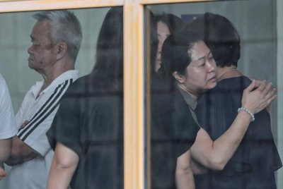 Suasana pilu menyelubungi perkarangan Jabatan Patologi, Pusat Perubatan Universiti Malaya (PPUM), apabila ahli keluarga seorang pelajar perempuan tingkatan empat yang maut dipercayai ditikam rakan sekolahnya di Petaling Jaya, hadir bagi urusan bedah siasat, hari ini. Foto Bernama