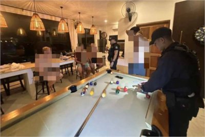 Keempat-empat suspek yang ditahan dalam operasi polis. Agensi