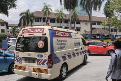 Polis menemukan dua senjata tajam yang dipercayai digunakan dalam kejadian tikaman yang menyebabkan seorang pelajar perempuan berusia 16 tahun maut di sebuah sekolah di sini, pagi tadi. Foto Bernama