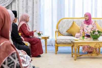 Raja Permaisuri Agong berkenan menerima menghadap Menteri Pendidikan Fadhlina Sidek di Istana Negara pada Selasa. Foto FB Sultan Ibrahim Sultan Iskandar
