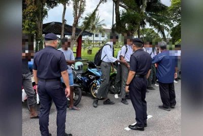 Enam saman dikeluarkan terhadap pelajar menerusi Op Didik di Taman Puteri Wangsa, Johor Bahru. - Foto IPD JBS1