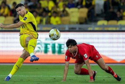 Pemain Malaysia Romel Morales melakukan cubaan ke gawang pasukan Laos pada perlawanan Kumpulan F Kelayakan Piala Asia 2027 di antara Malaysia menentang Laos di Stadium Nasional Bukit Jalil hari ini. Foto Bernama