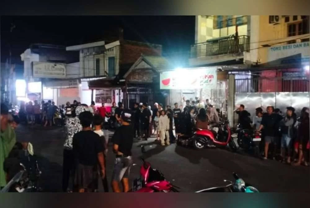 Lokasi kejadian yang dikerumuni orang ramai. Foto Agensi