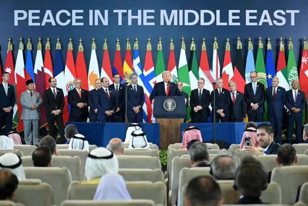 Trump (tengah) bersama barisan pemimpin Islam dan Barat yang menghadiri Sidang Kemuncak Keamanan Sharm el-Sheikh pada Isnin. Foto AFP