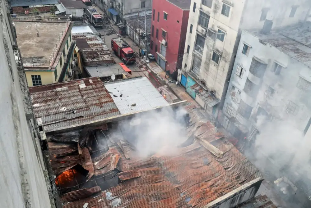 Bomba berusaha memadamkan kebakaran melibatkan gudang bahan kimia dan kilang pakaian yang terletak bersebelahan. Foto AFP