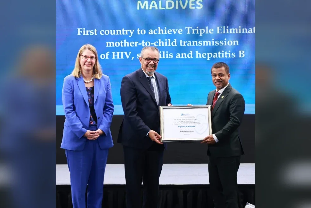 Boehme (kiri) dan Ghebreyesus (kanan) menyampaikan sijil pengiktirafan kepada Abdulla Nazim (tengah) ketika Mesyuarat Jawatankuasa Serantau WHO ke-78 bagi Asia Tenggara di Colombo pada Selasa. Foto Facebook WHO SEARO