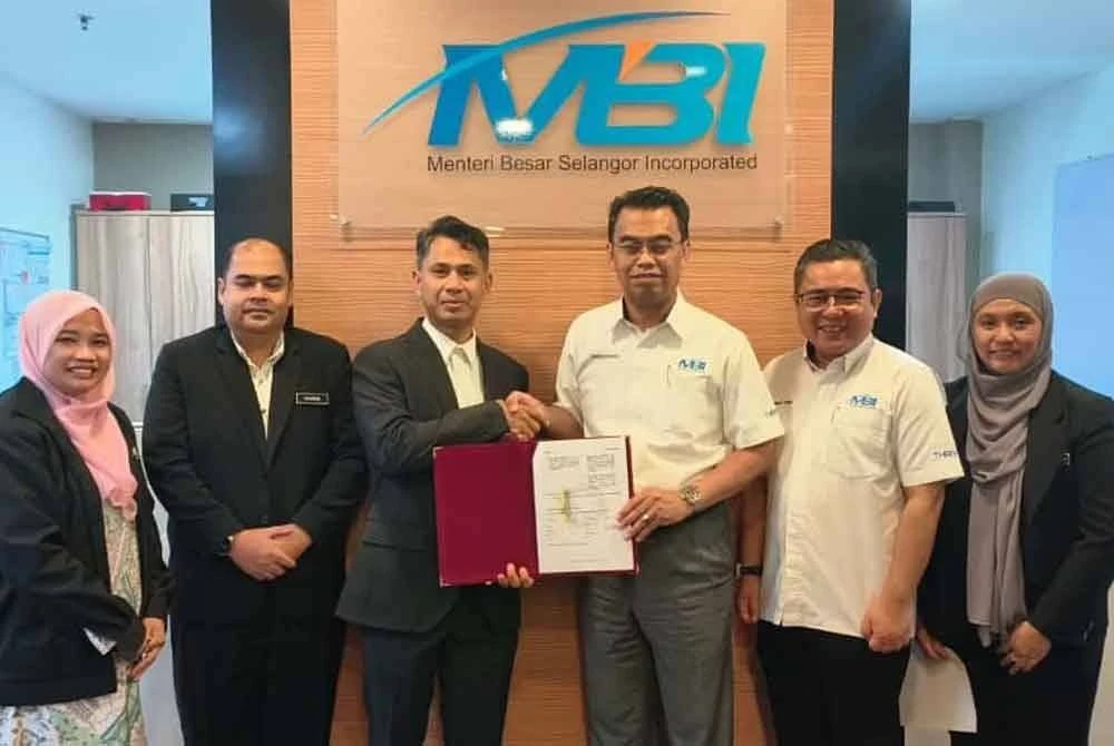 Mohd Azwan (tiga dari kiri) bersama warga kerja MBI dan SPRM.