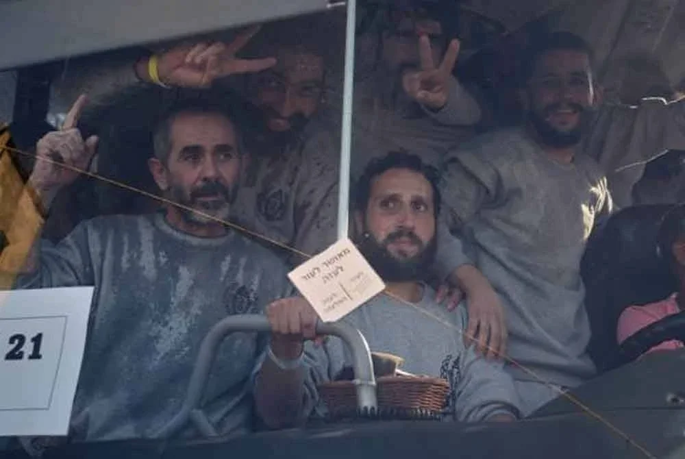 Banduan Palestin yang dibebaskan tiba di Semenanjung Gaza selepas dilepaskan dari penjara Israel di bawah perjanjian gencatan senjata antara Hamas dan Israel di Khan Younis. Foto AP