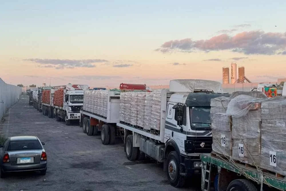 Treler yang dipenuhi bantuan kemanusiaan di lintasan Rafah menunggu untuk melintasi ke Semenanjung Gaza pada 15 Oktober 2025. Foto AFP