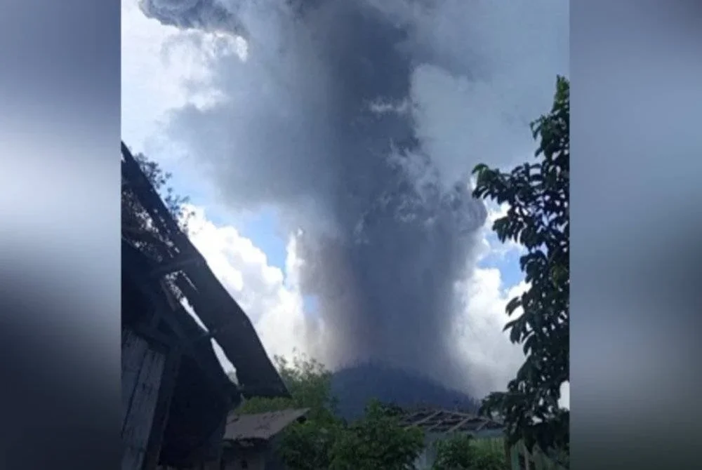 Gunung Lewotobi Laki-laki di Nusa Tenggara Timur, Indonesia meletus memuntahkan awan abu setinggi lapan kilometer.