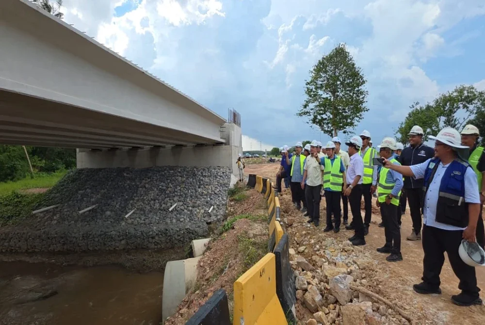 Ahmad semasa melawat tapak Projek Membina Jalan dan Jambatan Alor Ganu/Titi Gajah ke Titi Besi, Kubang Pasu pada Rabu.