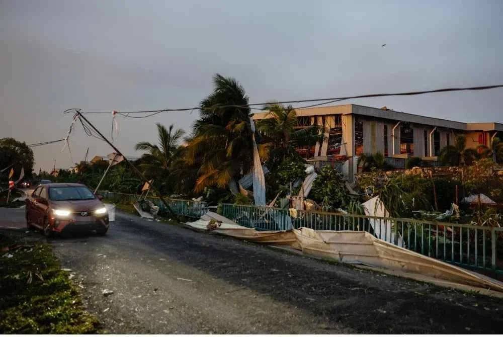 Keadaan sebuah kilang musnah akibat kejadian ribut yang melanda ketika tinjauan pada Rabu. Foto Bernama