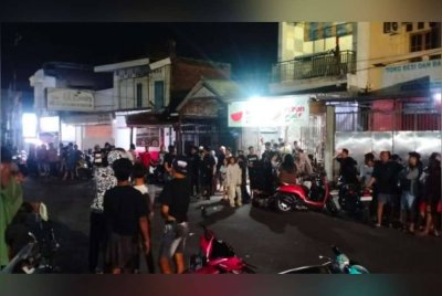 Lokasi kejadian yang dikerumuni orang ramai. Foto Agensi