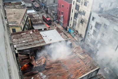 Bomba berusaha memadamkan kebakaran melibatkan gudang bahan kimia dan kilang pakaian yang terletak bersebelahan. Foto AFP